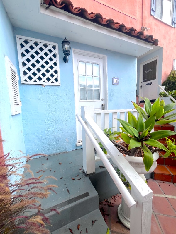 Building Photo - 212 N Coast Hwy