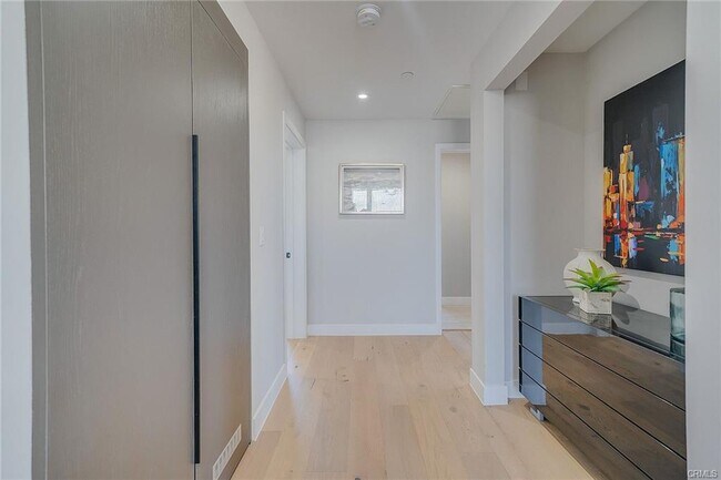 Photo - 1148 N Detroit St Unit 3a,