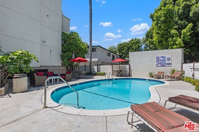 Building Photo - 12801 Moorpark St Unit 206