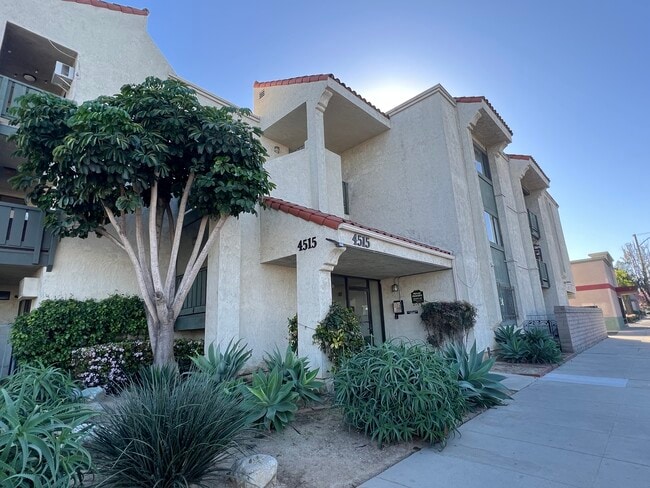 Building Photo - 4515 California Ave Unit 301
