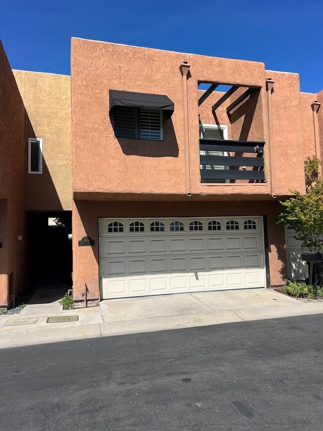 Building Photo - Tri-Level 2bed 2bath Huntington  Beach Home