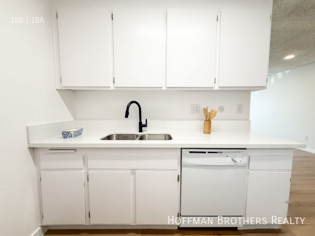Photo - 5461 Kester Ave Unit 212