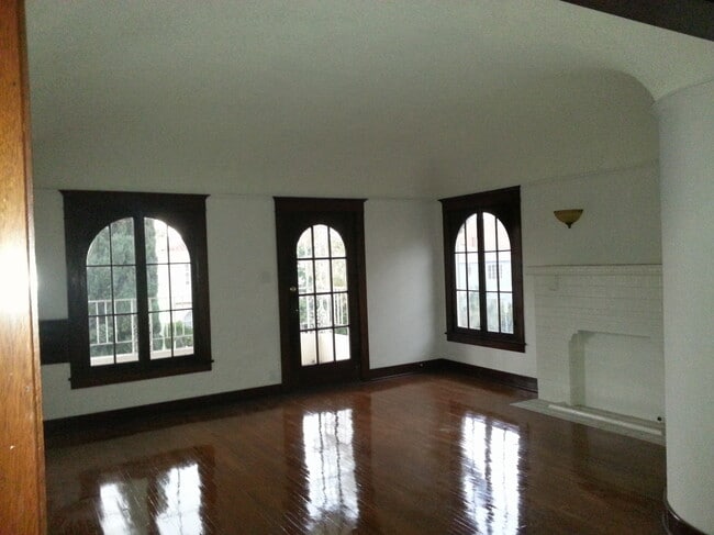 Formal living room - 218 1/2 N Kenmore Ave Unit 218.5