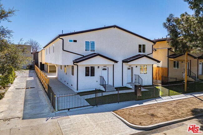 Photo - 1652 Murchison St