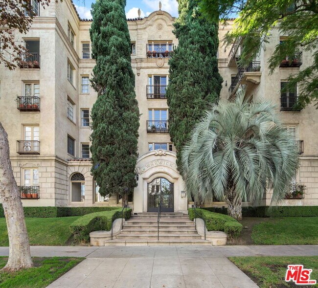 Building Photo - 109 N Sycamore Ave Unit 204