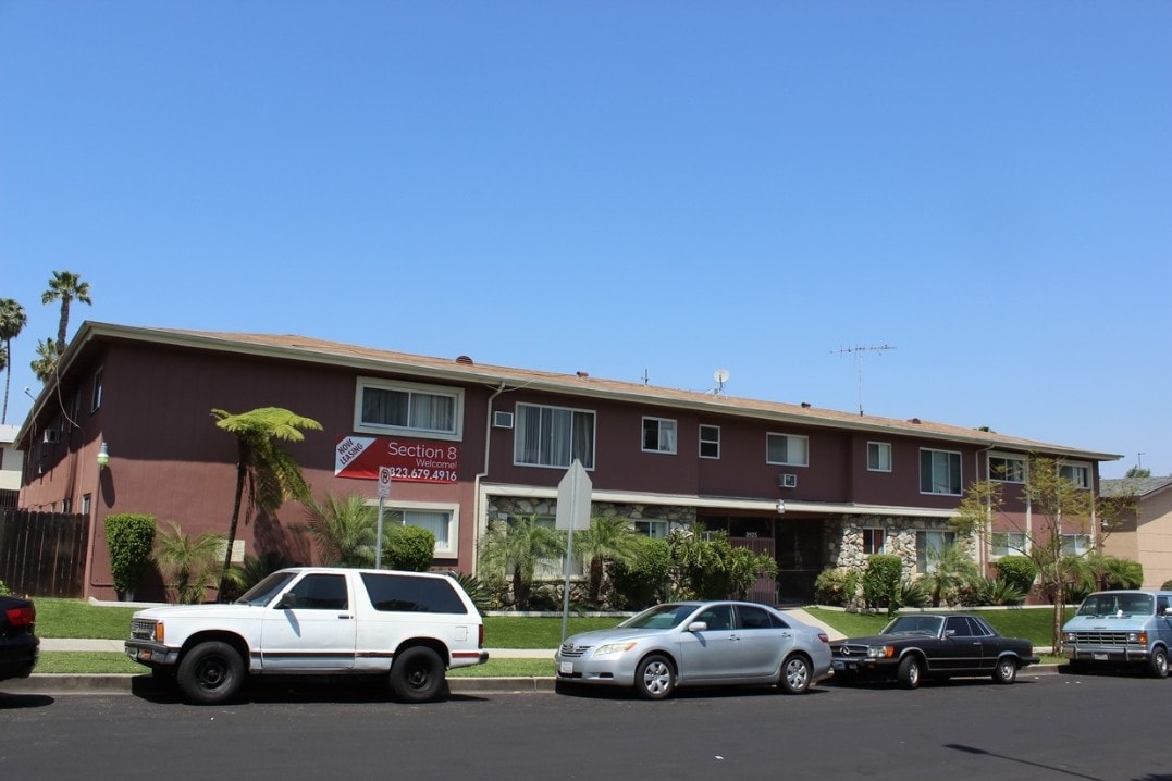 3925 Roxanne Avenue - 3925 Roxanne Avenue