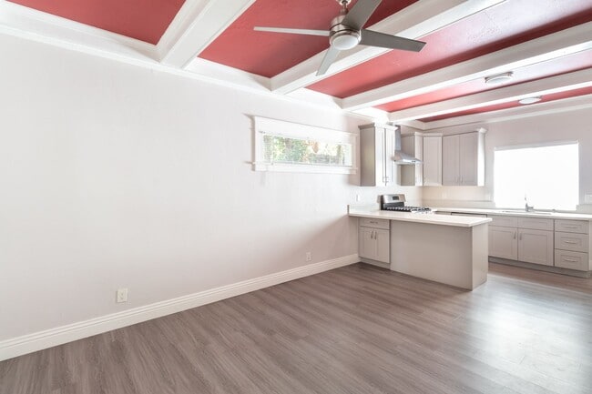 Building Photo - 338 E 7th St