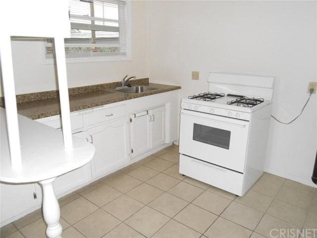 Tiled kitchen w/ stove - 2115 Marengo Ave Unit A