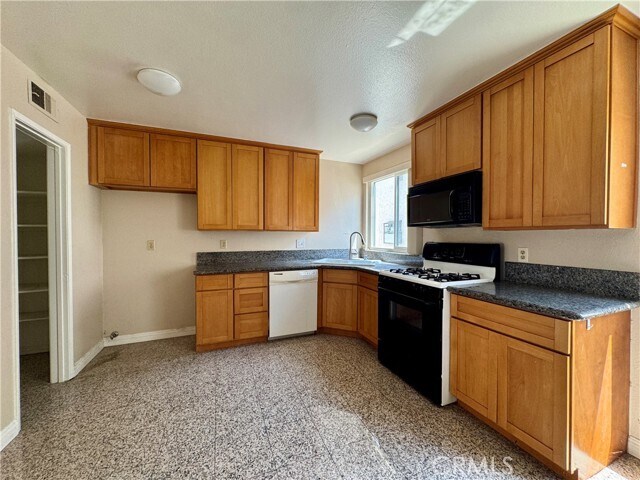 Photo - 594 W Huntington Dr