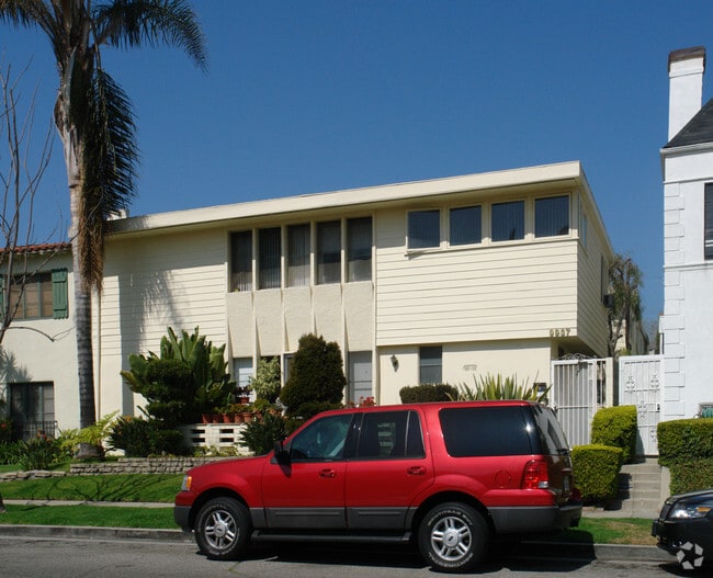 Building Photo - 9937 Young Dr