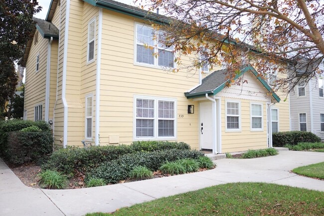 Building Photo - Lovely Cottonwood Glen Townhome