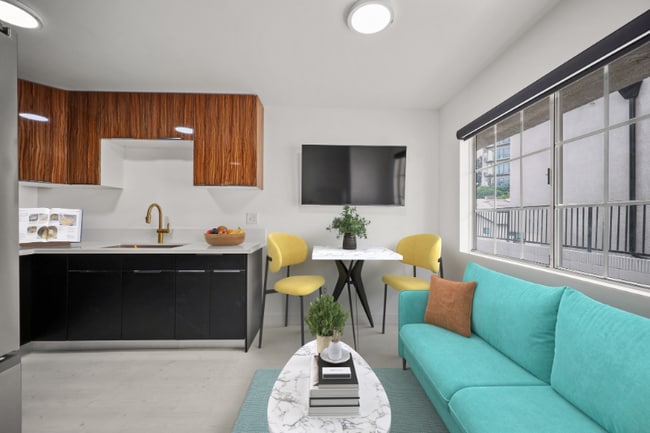 Photo - 920 Everett St Unit 5