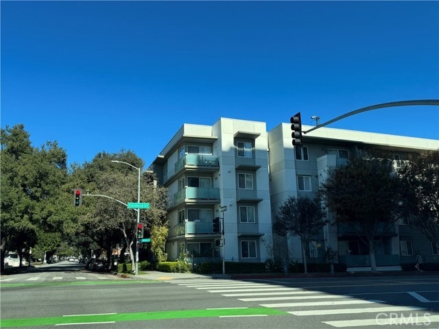 Building Photo - 160 S Hudson Ave Unit 105