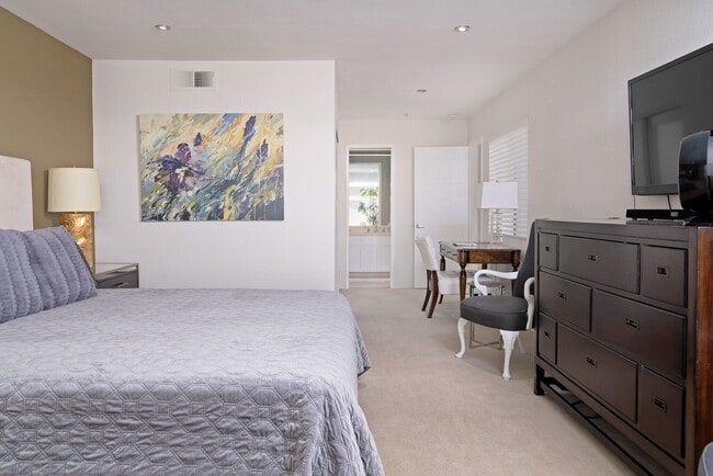 Photo - 943 Village Square N