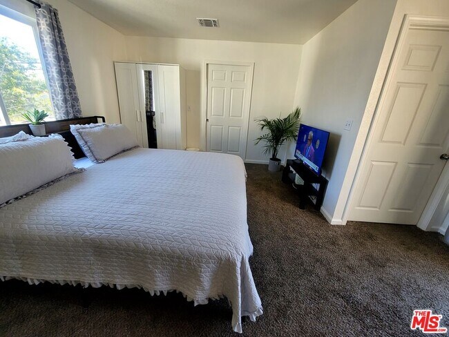 Photo - 1212 Cloverdale Ave