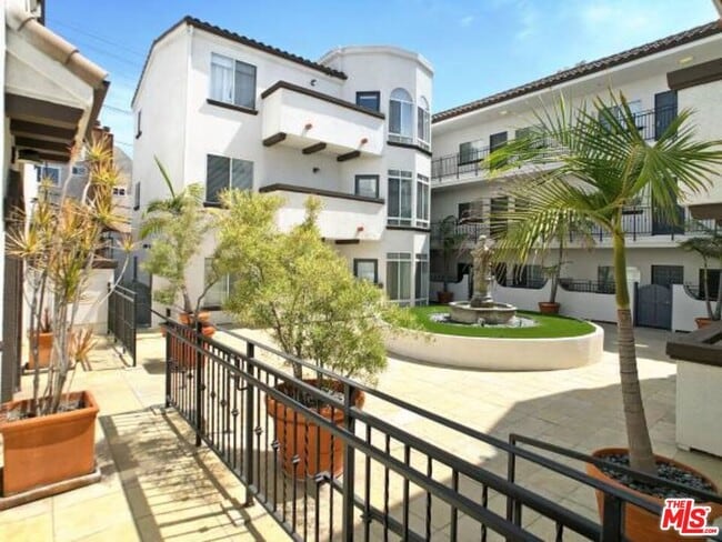 Building Photo - 10560 Santa Monica Blvd Unit 203 Rental