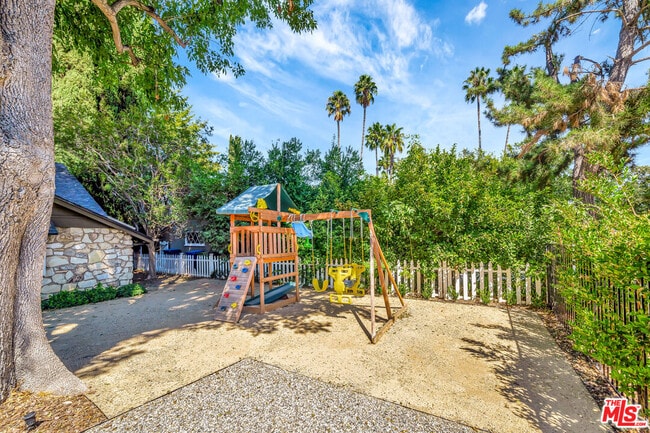 Photo - 19841 Henshaw St