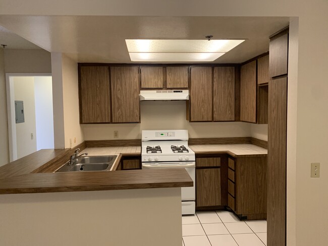 Kitchen - 700 W 3rd St Unit A101