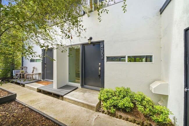 Building Photo - 4200 Shorecrest Ln Unit Apt. 4202