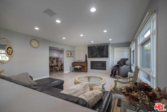 Photo - 1121 S Wilton Pl