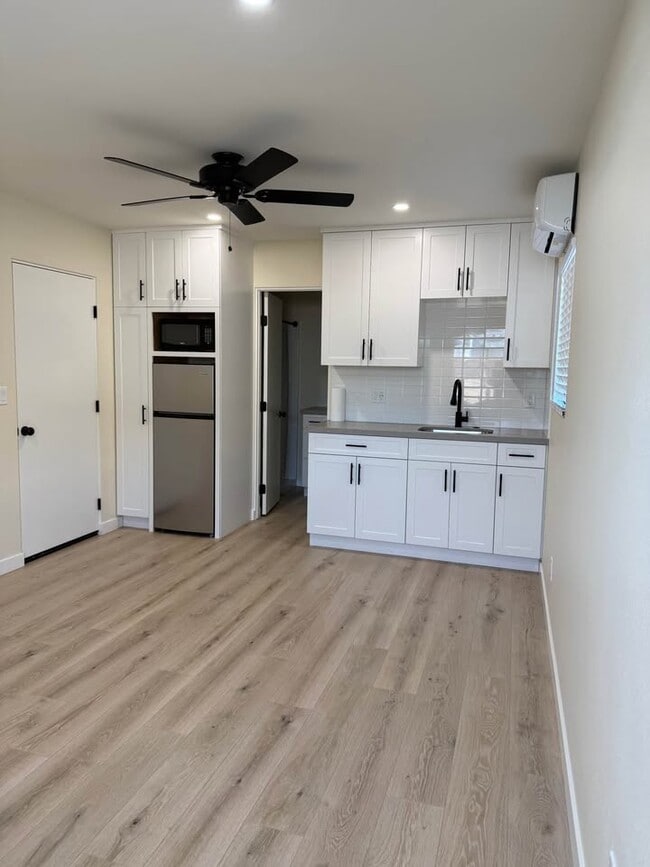 Photo - 1956 W 9th St