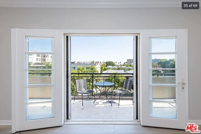 Building Photo - 405 N Palm Dr Unit 301 Rental