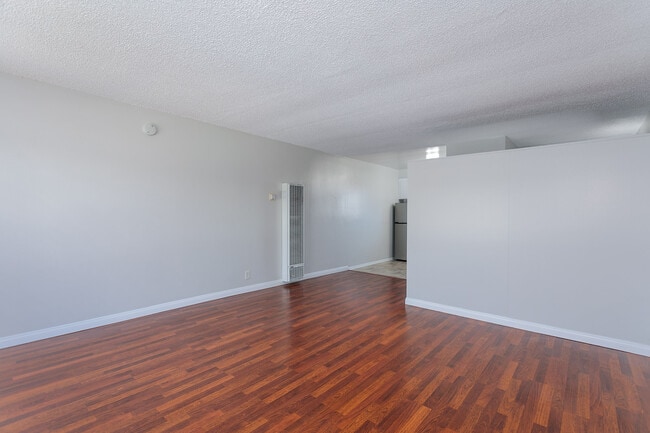 Studio - Living Room - 11520 Menlo Ave