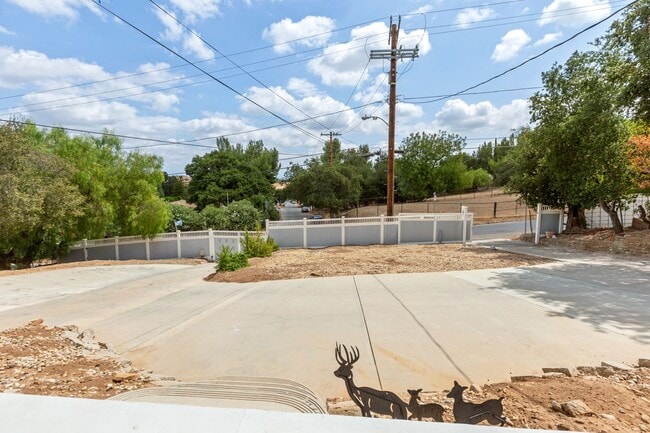 Warm & Inviting West Hills Home with Brigh... - Warm & Inviting West Hills Home with Brigh...