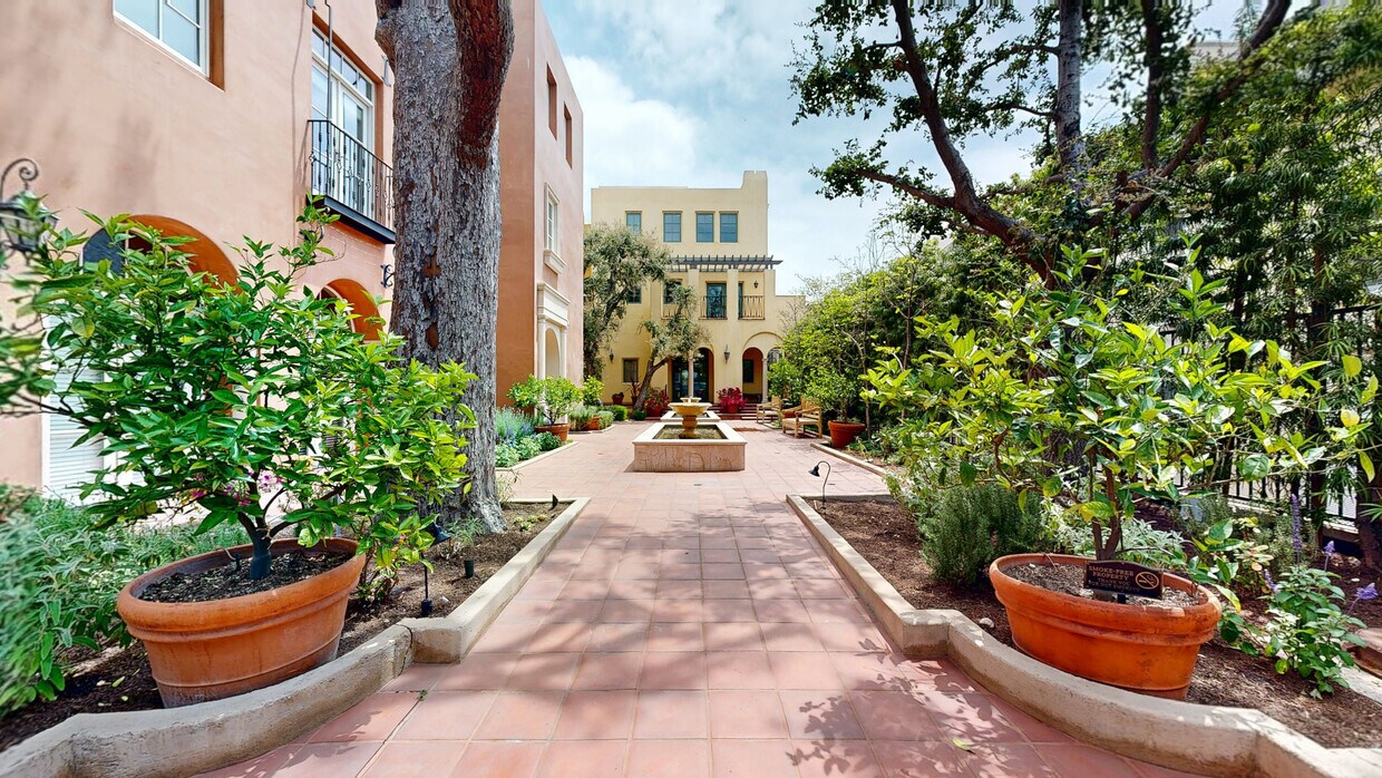 3D Tour - Los Patios De Cordova 218 S Oakland Ave