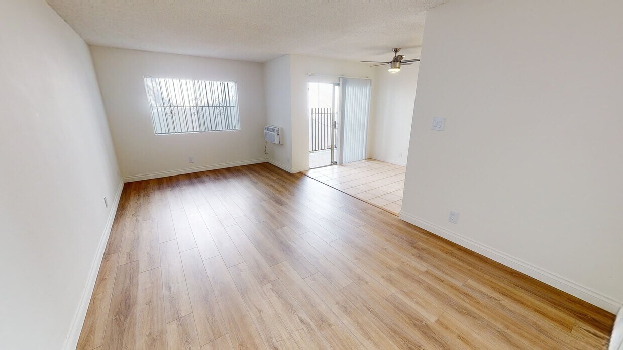 3D Tour - The Regal Villa Apts...Gorgeous Newly Remo...