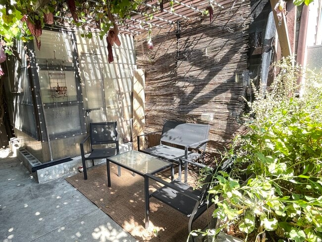 Photo - 1127 N Hoover St Unit none