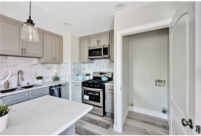 Building Photo - 907 W Arbutus St Rental