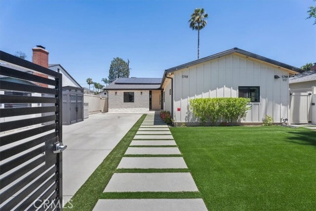 Building Photo - 5748 Vesper Ave