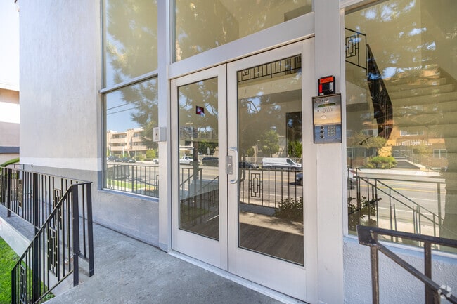 Entrance - BEAUTIFUL REMODELED 1 AND 2 BEDROOM UNITS ...