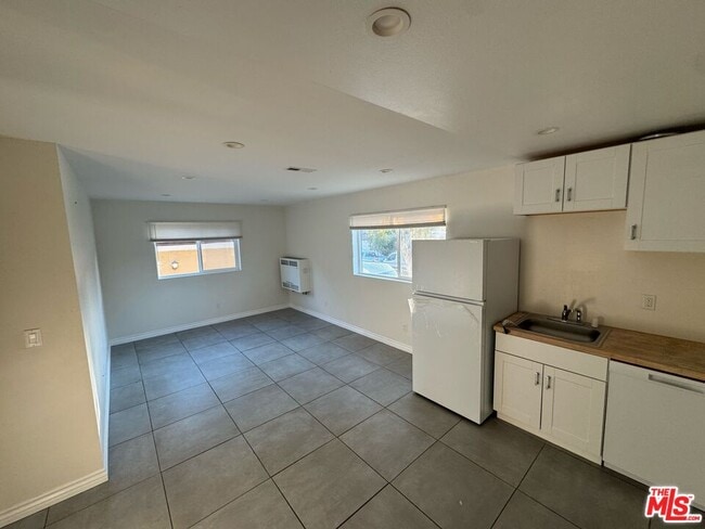 Building Photo - 3519 1/2 Denker Ave Rental