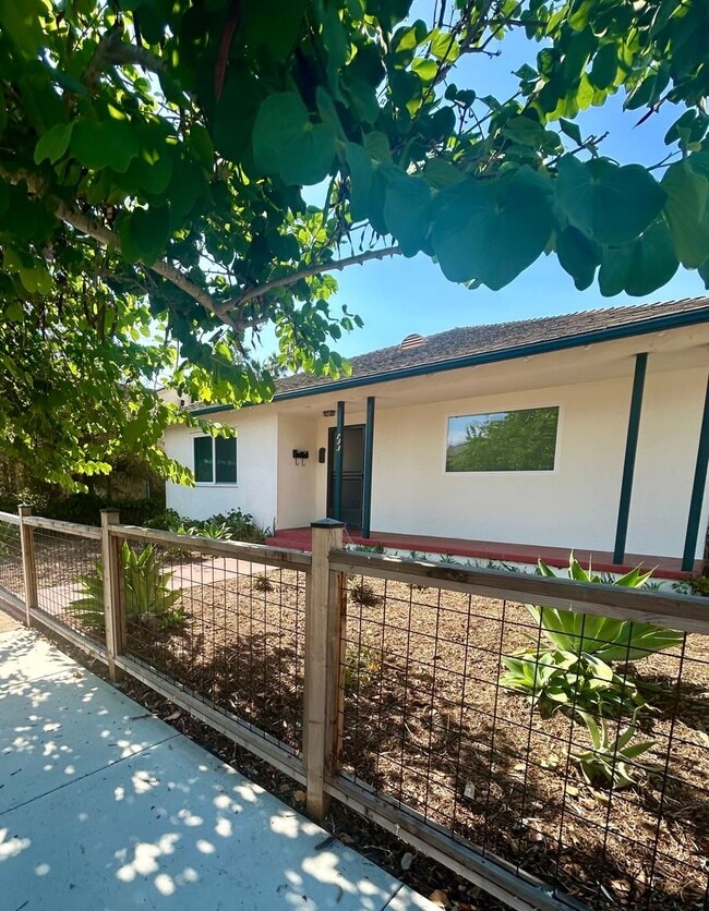 Building Photo - 733 Olive St