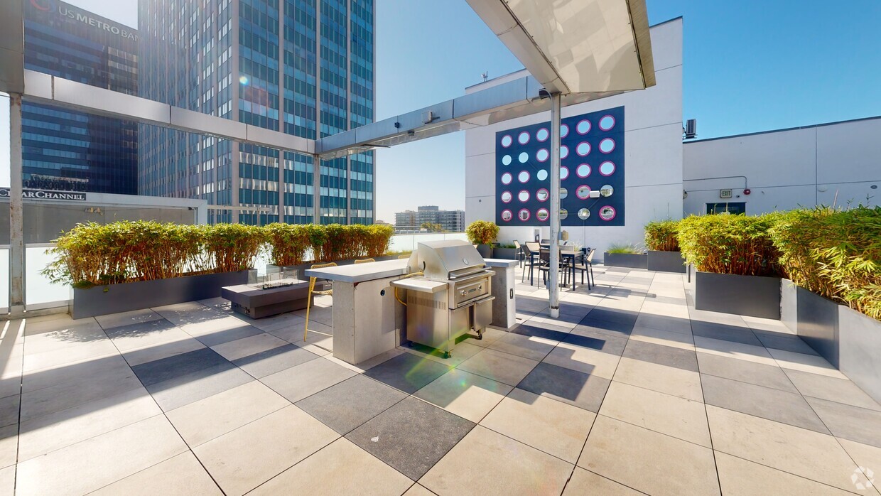 3D Tour - Luna On Wilshire