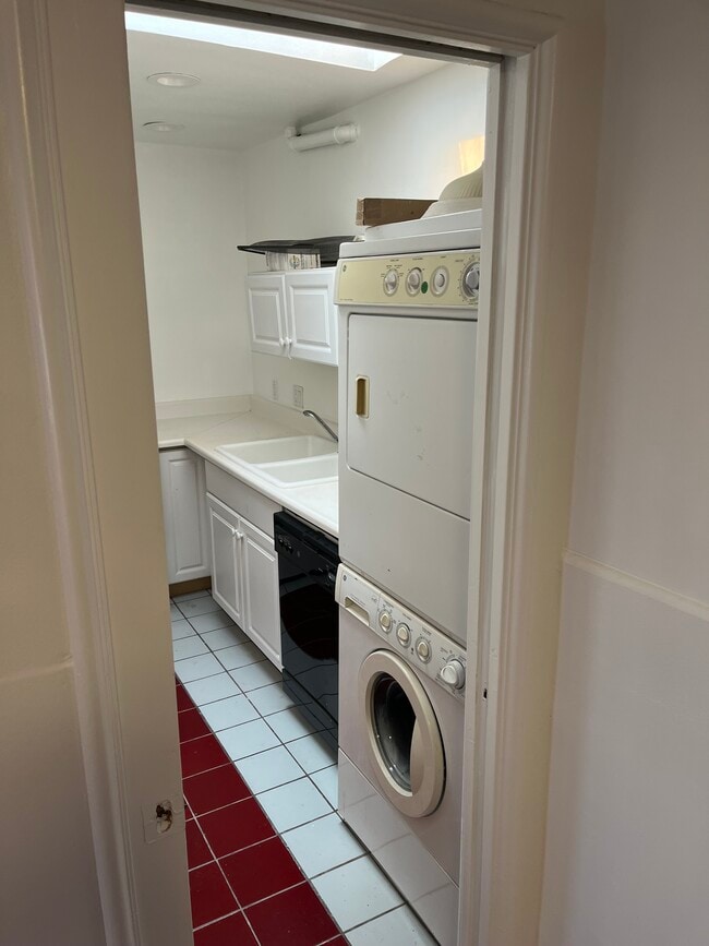 Kitchenette - 1111 Washington Ave Unit 303