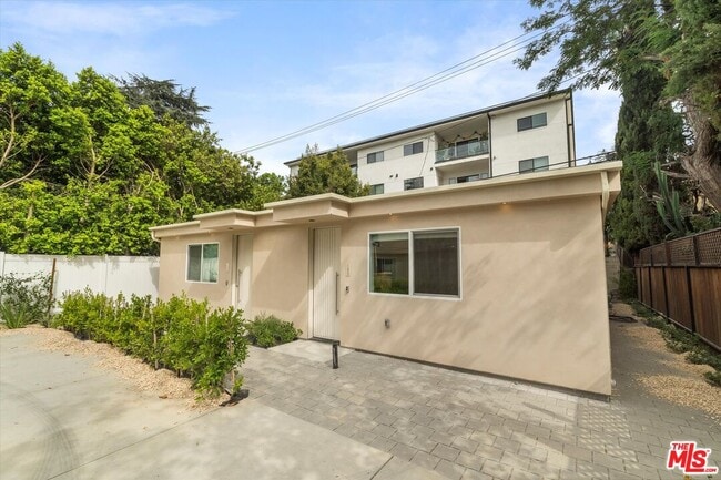Building Photo - 11023 1/2 Blix St Rental