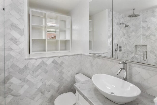 Photo - Luxury Living in the Heart of Kensington -... Unit B