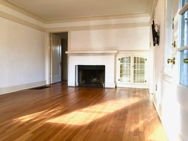 living room - 3512 Pershing Ave Unit 3512