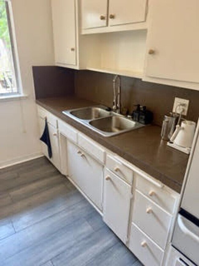 Photo - 8207 De Longpre Ave Unit 6