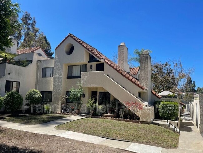 Building Photo - 325 N Melrose Dr Unit D