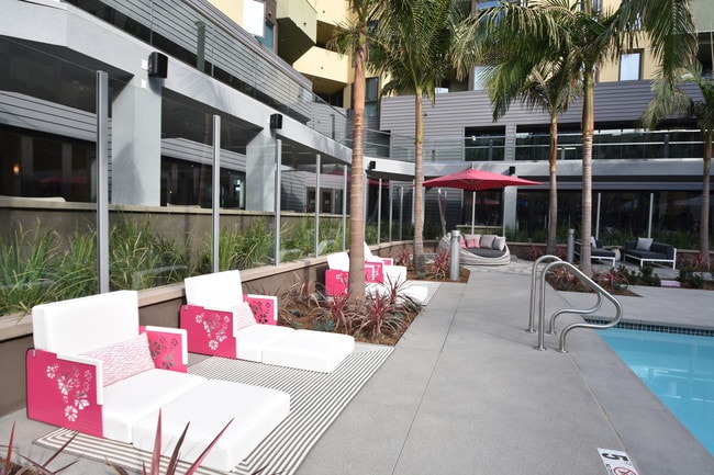 Building Photo - Metropolis