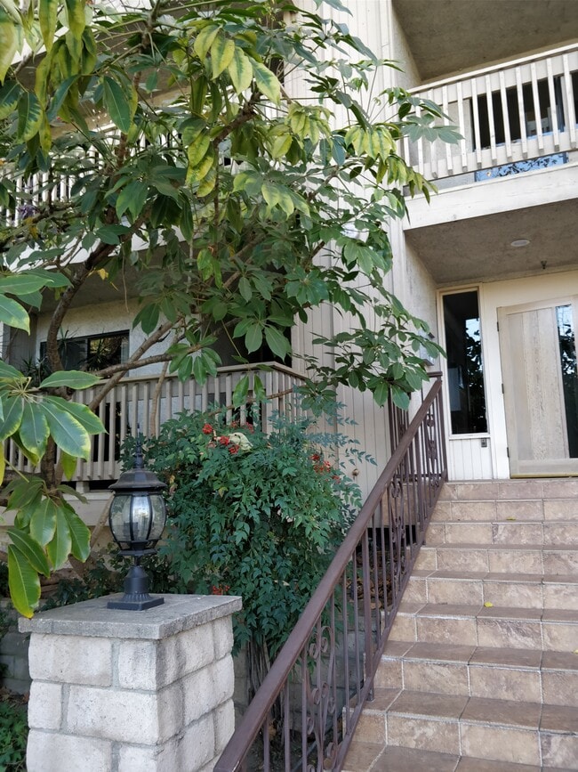 Front area - 16022 Moorpark St Unit 203