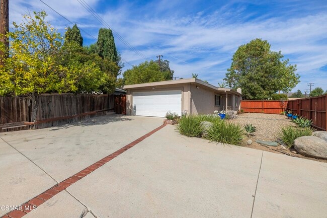 Photo - 865 W Hillcrest Dr House