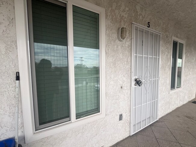 Building Photo - 007 Unit #5