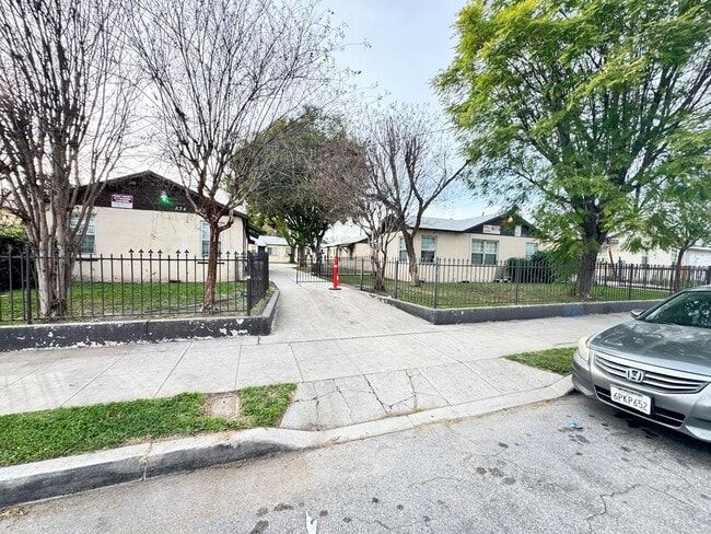 Building Photo - 834-846 N Davidson Ave Unit 834-1