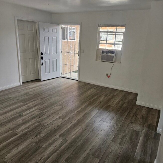 Photo - 1540 W 58th St