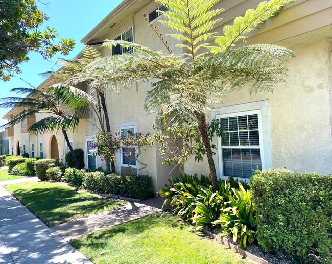 Building Photo - W. Arrellaga/Chapala St Unit 112 W. Arrellaga